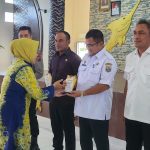 Pemerintah Kabupaten Kotabaru melalui Dinas Pemberdayaan Masyakat dan Desa ( DPMD ) memberikan sosialisasi Penggunaan dan Pengawasan Dana Desa se-kabupaten Kotabaru tahun 2023 di Gedung Paris Barantai Kotabaru, Rabu (7/6/2023). (Kalimantanlive.com./Diskominfo)