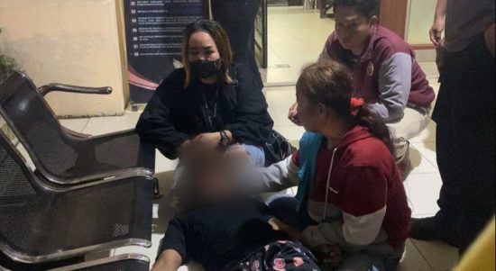 Diduga pelaku saat menyerahkan ke Mapolsek Banjarmasin Selatan, dalam keadaan luka dan tak sadarkan diri. (Kalimantanlive.com/Ilham)