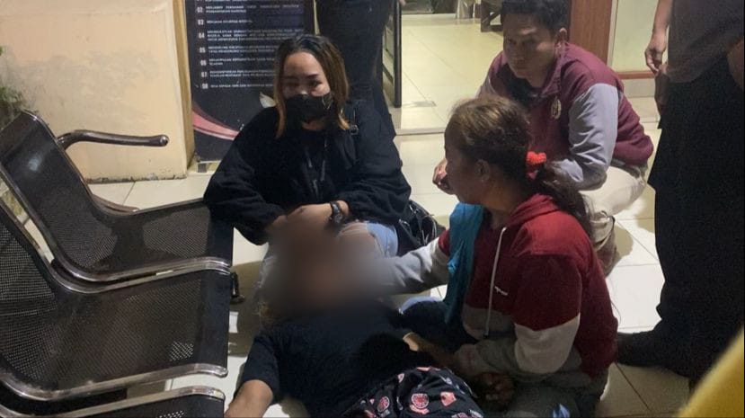 Diduga pelaku saat menyerahkan ke Mapolsek Banjarmasin Selatan, dalam keadaan luka dan tak sadarkan diri. (Kalimantanlive.com/Ilham)
