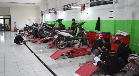 Dinas Penanaman Modal dan Pelayanan Terpadu Satu Pintu (DPMPTSP Nakertrans) Kabupaten Balangan melalui bidang Balai Latihan Kerja (BLK) gelar Pelatihan Teknisi Otomotif Roda Dua Gelombang Pertama. (Kalimantanlive.com./Kamil)