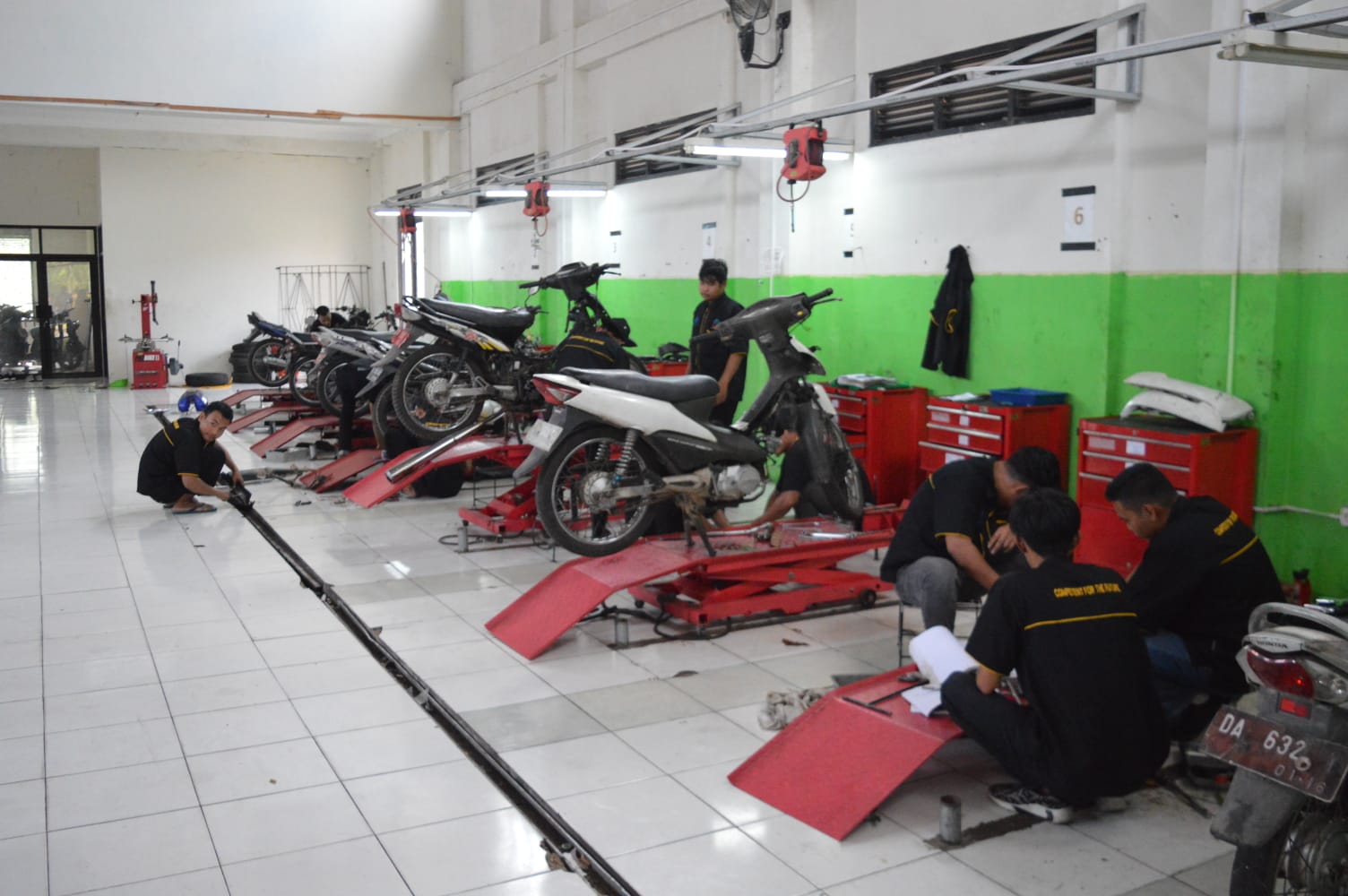 Dinas Penanaman Modal dan Pelayanan Terpadu Satu Pintu (DPMPTSP Nakertrans) Kabupaten Balangan melalui bidang Balai Latihan Kerja (BLK) gelar Pelatihan Teknisi Otomotif Roda Dua Gelombang Pertama. (Kalimantanlive.com./Kamil)