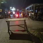 Insiden berdarah diduga perkelahian terjadi di Jalan Kelayan A II, Kelurahan Murung Raya, Kecamatan Banjarmasin Selatan, tepatnya di depan Kantor Kelurahan setempat, Rabu (21/6/23) sekitar pukul 22.30 Wita. Hingga mengakibatkan seorang pria terkapar tewas akibat kejadian. (Kalimantanlive.com/Ilham)