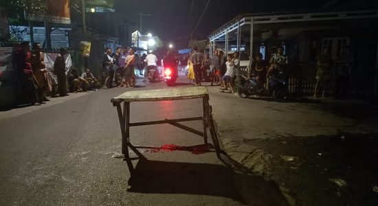 Insiden berdarah diduga perkelahian terjadi di Jalan Kelayan A II, Kelurahan Murung Raya, Kecamatan Banjarmasin Selatan, tepatnya di depan Kantor Kelurahan setempat, Rabu (21/6/23) sekitar pukul 22.30 Wita. Hingga mengakibatkan seorang pria terkapar tewas akibat kejadian. (Kalimantanlive.com/Ilham)