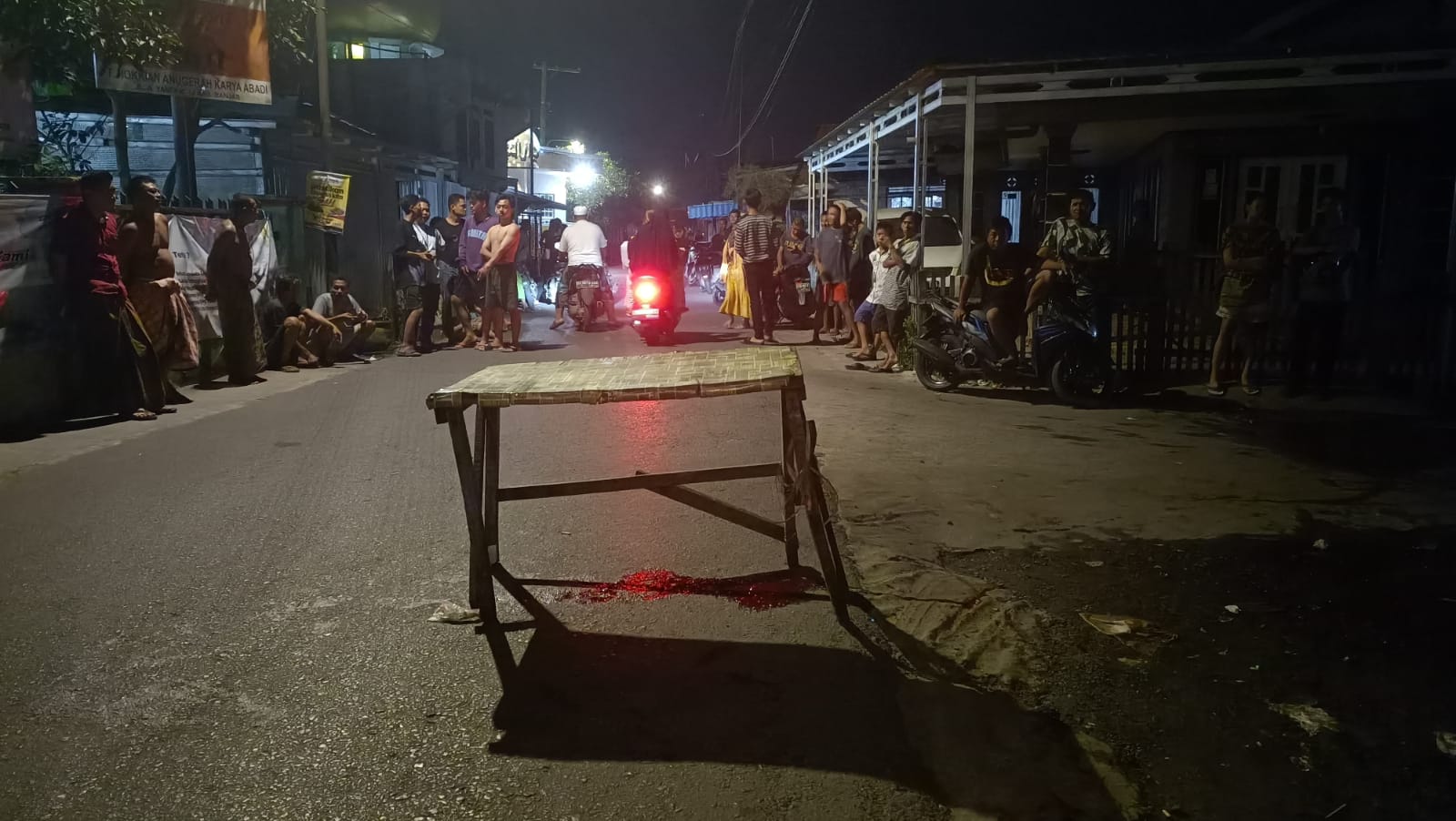 Insiden berdarah diduga perkelahian terjadi di Jalan Kelayan A II, Kelurahan Murung Raya, Kecamatan Banjarmasin Selatan, tepatnya di depan Kantor Kelurahan setempat, Rabu (21/6/23) sekitar pukul 22.30 Wita. Hingga mengakibatkan seorang pria terkapar tewas akibat kejadian. (Kalimantanlive.com/Ilham)