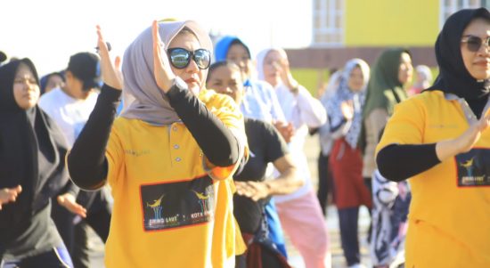 Persatuan Wanita Olahraga Seluruh Indonesia (Perwosi) Kabupaten Kotabaru menggelar Senam Sehat, minggu (11/6/2023) di Lapangan Siring Laut. (Kalimantanlive.com/Diskominfo)