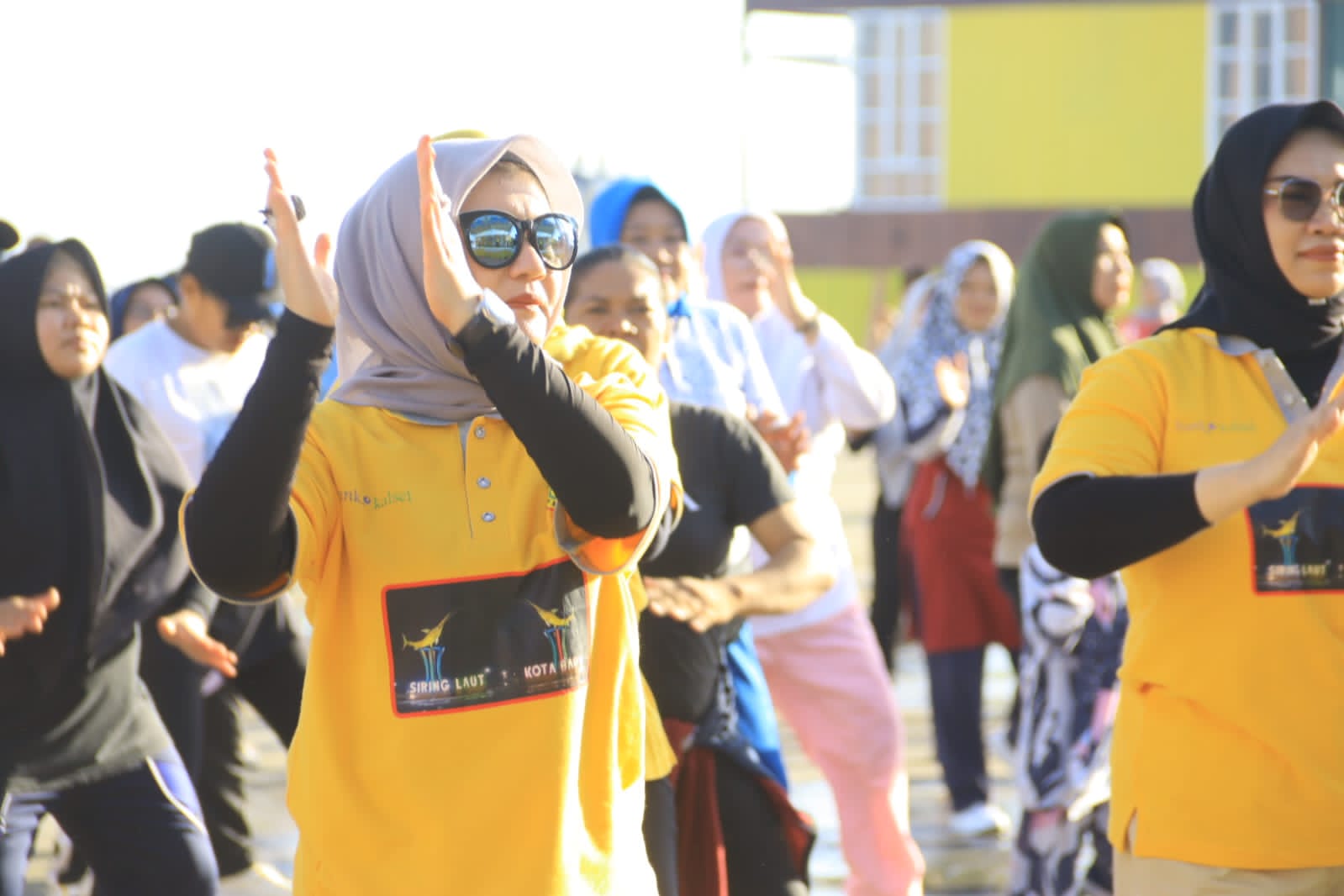 Persatuan Wanita Olahraga Seluruh Indonesia (Perwosi) Kabupaten Kotabaru menggelar Senam Sehat, minggu (11/6/2023) di Lapangan Siring Laut. (Kalimantanlive.com/Diskominfo)
