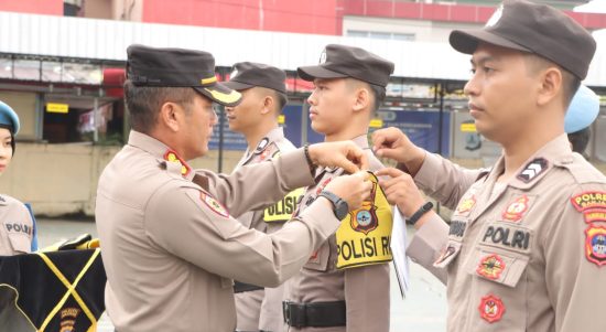 Irwasda Polda Kalsel, Kombes Pol Turman Sormin Siregar menggelar apel pengukuhan Polisi RW di wilayah hukum Polresta Banjarmasin, berlangsung di Halaman Mapolresta Banjarmasin, Selasa (20/6/23) pagi (Kalimantanlive.com/Ilham)