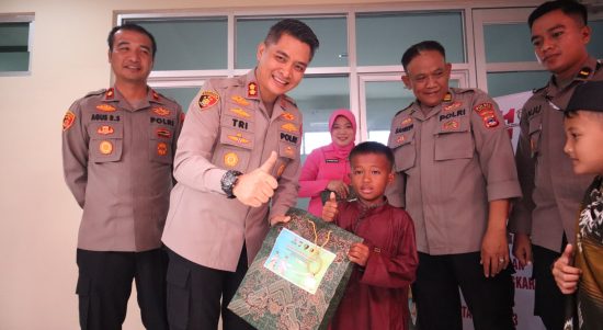 Polres Kotabaru Polda Kalimantan Selatan mengadakan kegiatan bakti kesehatan berupa Sunatan massal gratis. (Kalimantanlive.com/.Siti Rahmah).