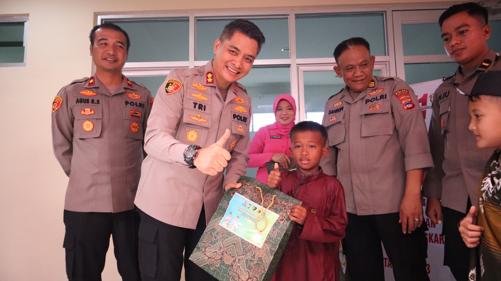 Polres Kotabaru Polda Kalimantan Selatan mengadakan kegiatan bakti kesehatan berupa Sunatan massal gratis. (Kalimantanlive.com/.Siti Rahmah).