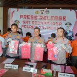 Polres Kotabaru menggelar press release hasil ungkap kasus operasi Antik Intan 2023 oleh Satresnarkoba Polres Kotabaru dan Polsek Jajaran. (Kalimantanlive.com/Siti Rahmah)