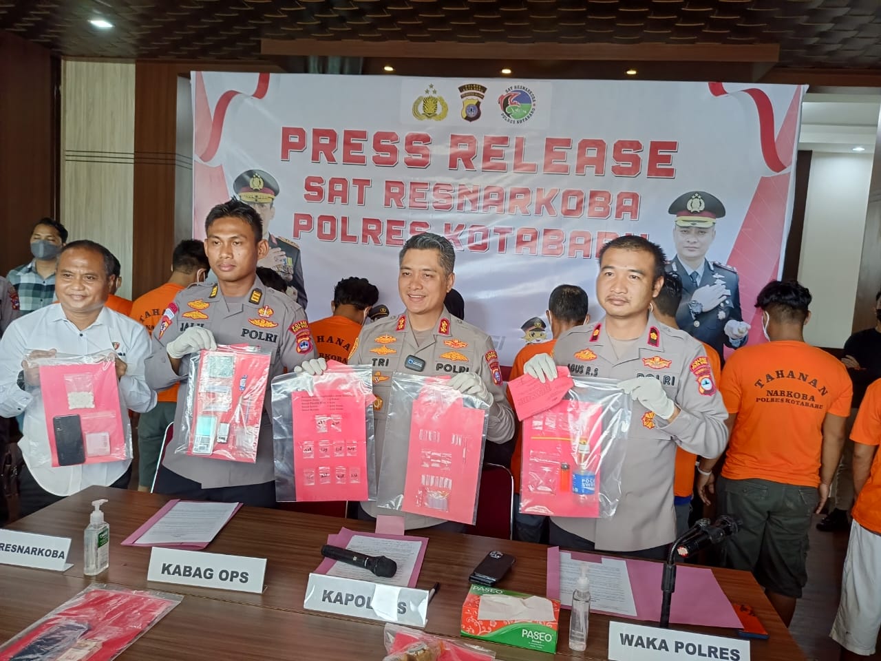 Polres Kotabaru menggelar press release hasil ungkap kasus operasi Antik Intan 2023 oleh Satresnarkoba Polres Kotabaru dan Polsek Jajaran. (Kalimantanlive.com/Siti Rahmah)