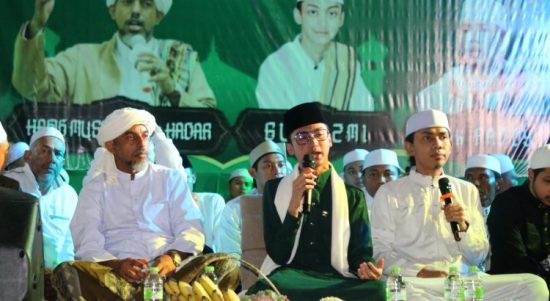 Ribuan jemaah dari berbagai penjuru tumpah ruah dan larut dalam kekhusyuan di Pondok Pesantren (Ponpes) Raudhatul Muta’allimin Annahdliyah (RMA) Bersalawat bersama Gus Azmi, di halaman ponpes setempat, Guntung Manggis, Banjarbaru, Selasa (6/6/2023) malam. (Kalimantanlive.com).