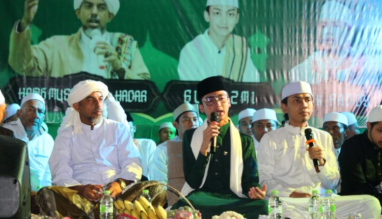 Ribuan jemaah dari berbagai penjuru tumpah ruah dan larut dalam kekhusyuan di Pondok Pesantren (Ponpes) Raudhatul Muta’allimin Annahdliyah (RMA) Bersalawat bersama Gus Azmi, di halaman ponpes setempat, Guntung Manggis, Banjarbaru, Selasa (6/6/2023) malam. (Kalimantanlive.com).