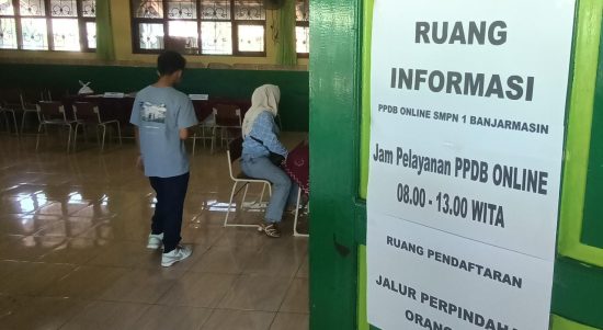 Memasuki hari terakhir pelaksanaan Penerimaan Peserta Didik Baru (PPDB) Sekolah Menengah Pertama (SMP) di Kota Banjarmasin terbilang lancar tak ada kendala, Sabtu (17/6/23). (Kalimantanlive.com/Ilham