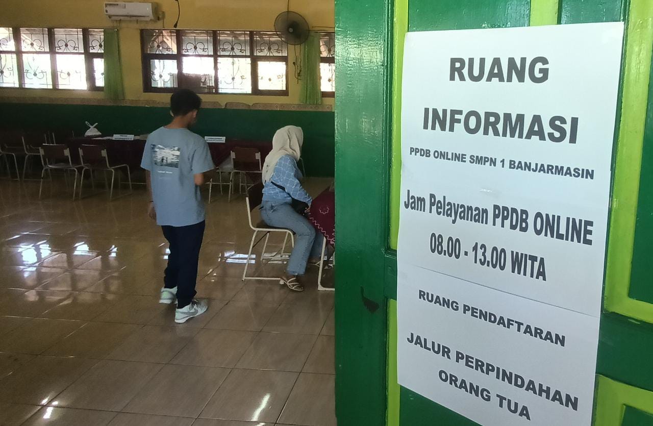 Memasuki hari terakhir pelaksanaan Penerimaan Peserta Didik Baru (PPDB) Sekolah Menengah Pertama (SMP) di Kota Banjarmasin terbilang lancar tak ada kendala, Sabtu (17/6/23). (Kalimantanlive.com/Ilham