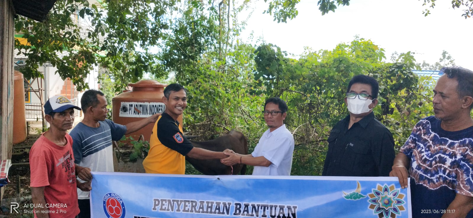 Momentum Idul Adha 1444 ditandai dengan penyerahan bantuan satu ekor sapi kurban dari PT ITP (Indocement Tunggal Prakarsa) Tarjun kepada PWI Kotabaru. (Kalimantanlive.com/Siti Rahmah).