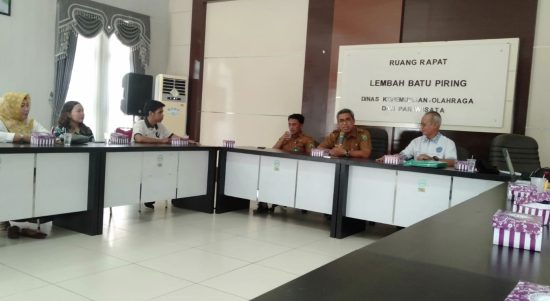 Ketua Ikatan Sarjana Olahraga Indonesia (ISORI) Provinsi Kalimantan Selatan, H. Sarmidi mengunjungi Dinas Kepemudaan, Olahraga dan Pariwisata (DISPORAPAR) Kabupaten Balangan pada Senin (26/6/2023) di ruang rapat Disporapar Balangan. (Kalimantanlive.com/Kamil).