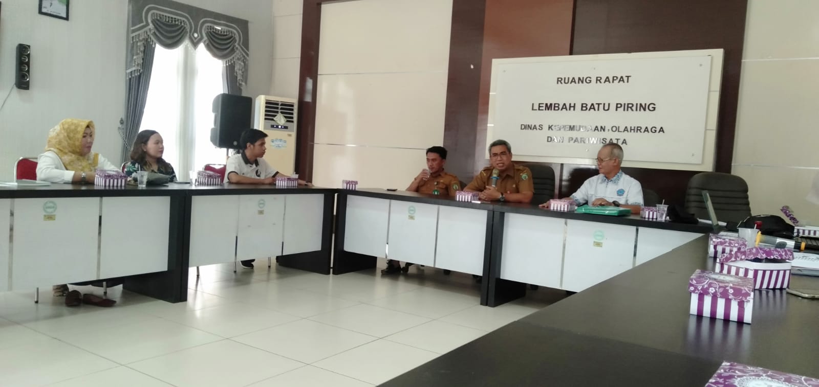 Ketua Ikatan Sarjana Olahraga Indonesia (ISORI) Provinsi Kalimantan Selatan, H. Sarmidi mengunjungi Dinas Kepemudaan, Olahraga dan Pariwisata (DISPORAPAR) Kabupaten Balangan pada Senin (26/6/2023) di ruang rapat Disporapar Balangan. (Kalimantanlive.com/Kamil).