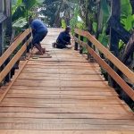 Perbaikan jembatan gantung yang kini sudah mulai bisa digunakan warga setempat (foto dok nurul hikmah/Kalimantanlive.com).