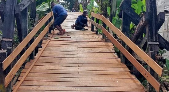 Perbaikan jembatan gantung yang kini sudah mulai bisa digunakan warga setempat (foto dok nurul hikmah/Kalimantanlive.com).