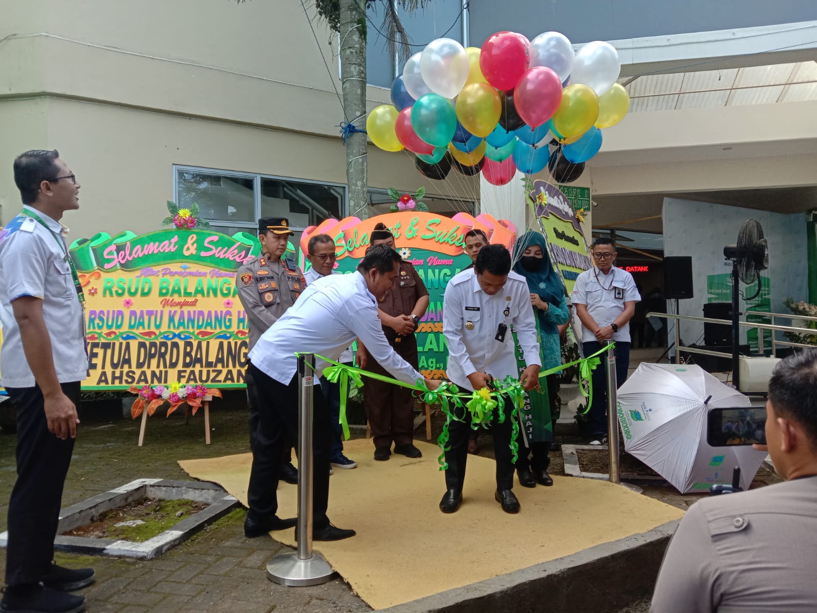 RSUD Balangan secara resmi memiliki nama yaitu RSUD Datu Kandang Haji. Acara peresmian nama ini dilakukan pada Rabu (21/6/2023) di teras RSUD Datu Kandang Haji. (Kalimantanlive.com/Kamil)