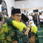 Sekretaris Daerah Kotabaru Drs. H Said Akhmad melepas rombongan jamaah haji di Masjid Agung Khusnul Khatimah, Kamis (15/6/2023) malam menuju embarkasi haji Banjarbaru. (Kalimantanlive.com/Diskominfo)