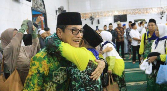 Sekretaris Daerah Kotabaru Drs. H Said Akhmad melepas rombongan jamaah haji di Masjid Agung Khusnul Khatimah, Kamis (15/6/2023) malam menuju embarkasi haji Banjarbaru. (Kalimantanlive.com/Diskominfo)