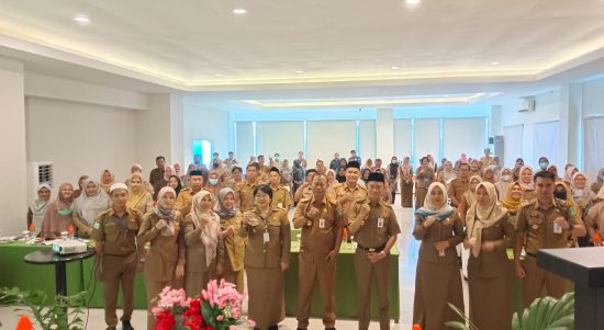 Sekda Tanah Bumbu Ambo Sakka didampingi Kadis Kesehatan Setia Budi bersama seluruh peserta Rakoor (Kalimantanlive.com/Desy).