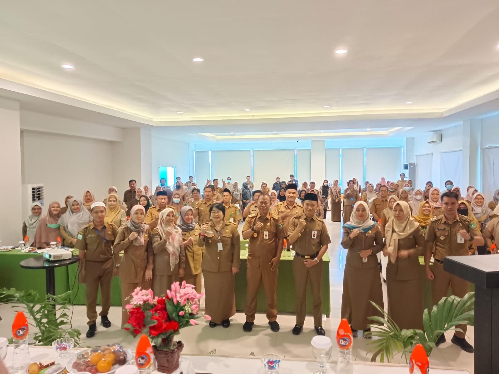 Sekda Tanah Bumbu Ambo Sakka didampingi Kadis Kesehatan Setia Budi bersama seluruh peserta Rakoor (Kalimantanlive.com/Desy).