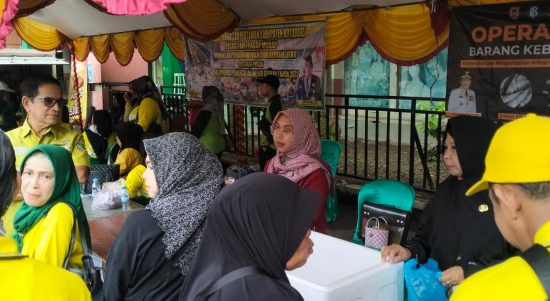 Ribuan masyarakat memadati pasar murah di halaman Pasar Limbur Raya Kotabaru. (Kalimantanlive.com/Siti Rahmah)