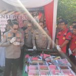 Polda Kalimantan Selatan menggelar konferensi pers pengungkapan kasus tindakan pidana kepemilikan senjata api (senpi) tanpa ijin, berlangsung di Halaman Mapolda Kalsel, Kamis (8/6/23) pagi. (Kalimantanlive.com/Ilham)