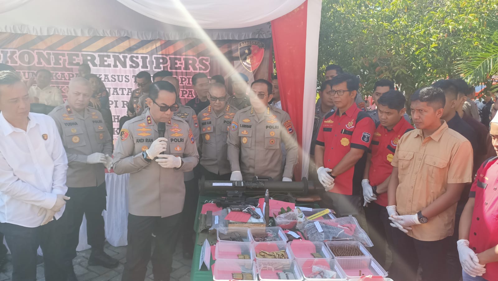 Polda Kalimantan Selatan menggelar konferensi pers pengungkapan kasus tindakan pidana kepemilikan senjata api (senpi) tanpa ijin, berlangsung di Halaman Mapolda Kalsel, Kamis (8/6/23) pagi. (Kalimantanlive.com/Ilham)