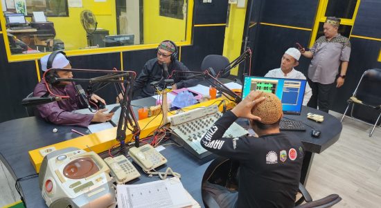 Kepala Kantor Kementrian Agama Kotabaru DR. H. Akhamd Kamal, S. H. I, M,Ag hadir sebagai narasumber siaran langsung" Info Haji" di Radio Gema Saijaan dalam program Unggulan yang rutin digelar setiap tahun. (Kalimantanlive.com/Siti Rahmah)