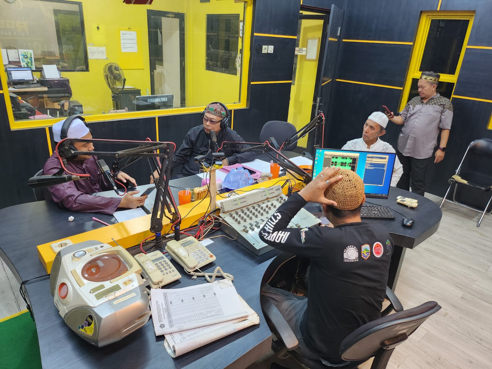 Kepala Kantor Kementrian Agama Kotabaru DR. H. Akhamd Kamal, S. H. I, M,Ag hadir sebagai narasumber siaran langsung" Info Haji" di Radio Gema Saijaan dalam program Unggulan yang rutin digelar setiap tahun. (Kalimantanlive.com/Siti Rahmah)