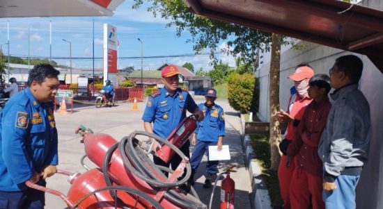 Tim Inspeksi dan Sosialisasi Proteksi Kebakaran Bidang Pencegahan, Dinas Pemadam Kebakaran dan Penyelamatan (DPKP) Kabupaten Banjar kembali sambangi Stasiun Pengisian Bahan Bakar Umum (SPBU). Kali ini giliran SPBU Indrasari, Kecamatan Martapura, Kabupaten Banjar Rabu (7/6/2023) pagi. (Kalimantanlive.com)