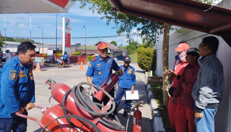 Tim Inspeksi dan Sosialisasi Proteksi Kebakaran Bidang Pencegahan, Dinas Pemadam Kebakaran dan Penyelamatan (DPKP) Kabupaten Banjar kembali sambangi Stasiun Pengisian Bahan Bakar Umum (SPBU). Kali ini giliran SPBU Indrasari, Kecamatan Martapura, Kabupaten Banjar Rabu (7/6/2023) pagi. (Kalimantanlive.com)