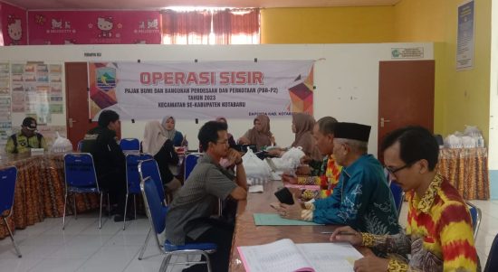 Kegiatan operasi sisir PBB-P2 bertempat di kantor Kecamatan Kelumpang Hulu kabupaten Kotabaru. (Kalimantanlive.com/Siti Rahmah)