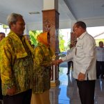 Bupati Tabalong, Anang Syakhfiani melepas keberangkatan kontingen peserta Pekan Nasional (Penas) Kontak Tani Nelayan Andalan (KTNA) XVI 2023. (Kalimantanlive.com/ A Hidayat)