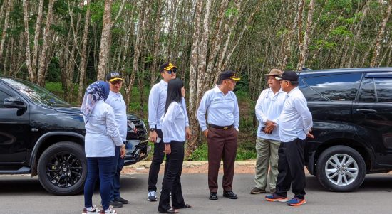 Bupati Tabalong, Anang Syakhfiani bersama sejumlah unsur Forkopimda meninjau lokasi rencana pemusatan perkantoran di jalan nan sarunai (Kalimantanlive.com/ A Hidayat) (Kalimantanlive.com/ A Hidayat)