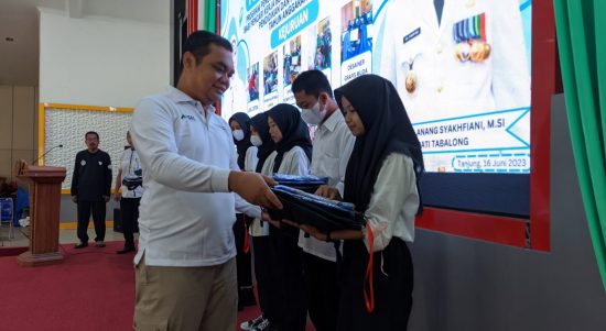 Asisten Perekonomian dan Pembangunan Setda Tabalong, Norzain A Yani menyerahkan perlengkapan pelatihan kepada perwakilan peserta (Kalimantanlive.com/ A Hidayat) (Kalimantanlive.com/ A Hidayat)