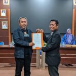 Penyerahan berkas berita acara penetapan DPR yang diserahkan Ketua KPU Tabalong, Ardiansyah kepada perwakilan anggota Bawaslu Tabalong, Mahdan Basuki (Kalimantanlive.com/ A Hidayat)