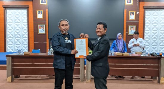 Penyerahan berkas berita acara penetapan DPR yang diserahkan Ketua KPU Tabalong, Ardiansyah kepada perwakilan anggota Bawaslu Tabalong, Mahdan Basuki (Kalimantanlive.com/ A Hidayat)
