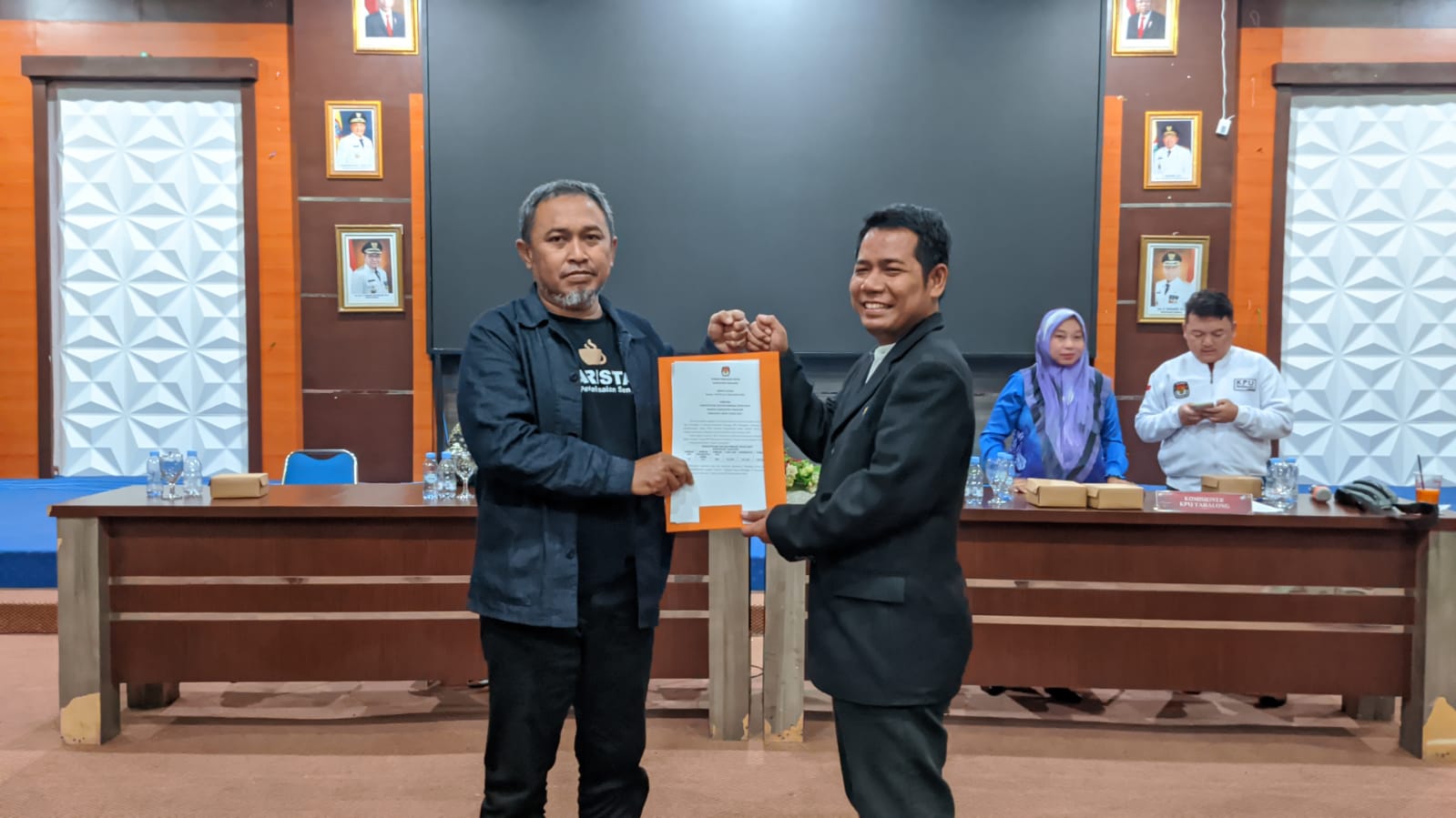 Penyerahan berkas berita acara penetapan DPR yang diserahkan Ketua KPU Tabalong, Ardiansyah kepada perwakilan anggota Bawaslu Tabalong, Mahdan Basuki (Kalimantanlive.com/ A Hidayat)