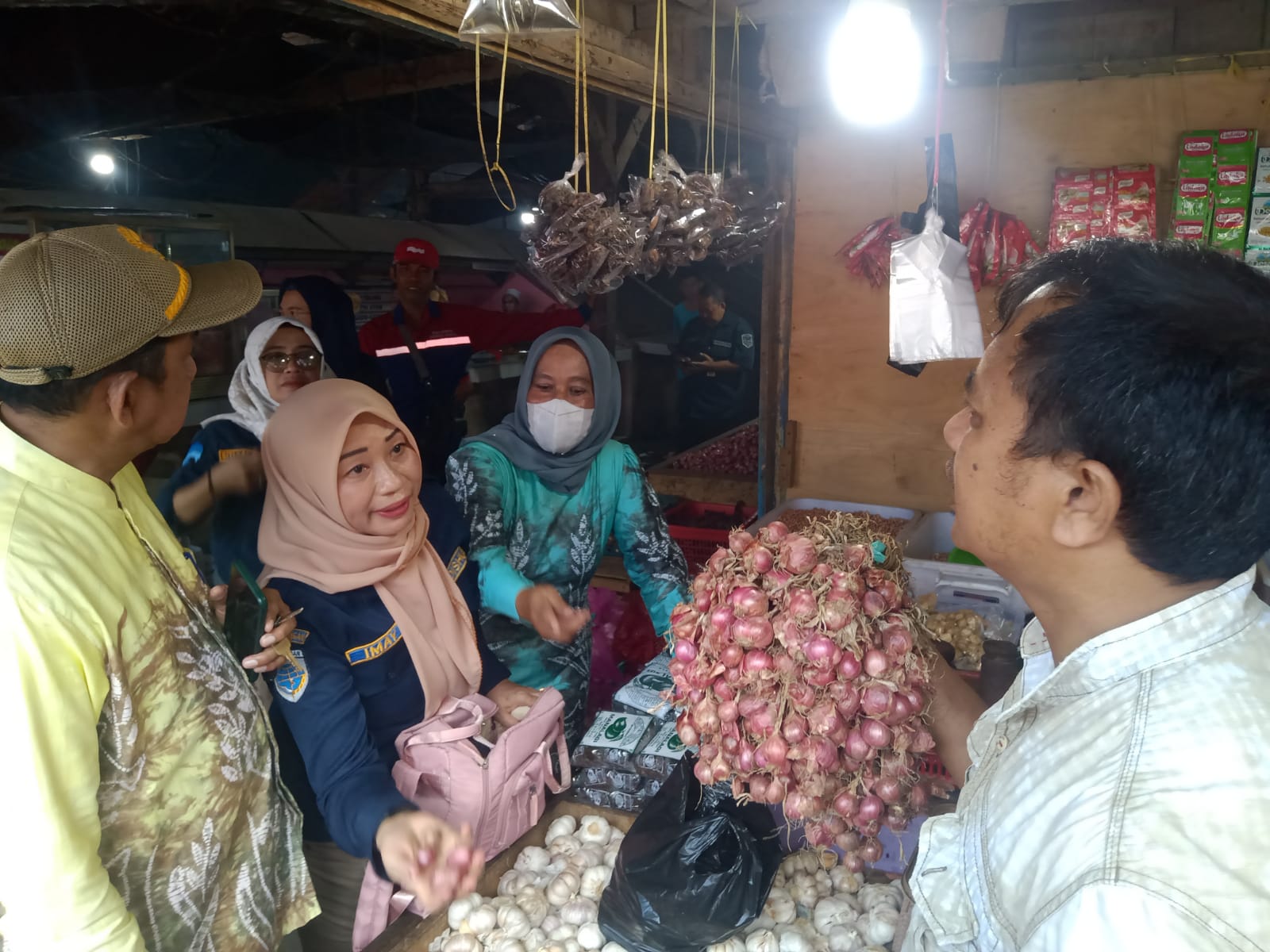 Tim Pengendalian Inflasi Daerah ( TPID) melakukan survey langsung ke pasar kemakmuran untuk memastikan harga dan ketersediaan bahan pokok makanan menjelang Hari Raya Idul Adha yang jatuh pada tanggal 29 Juni 2023 mendatang,Kamis (22/06/23). (Kalimantanlive.con/Siti Rahmah