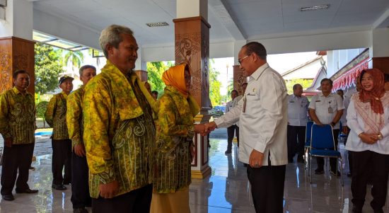 Bupati Tabalong, Anang Syakhfiani melepas keberangkatan kontingen peserta Pekan Nasional (Penas) Kontak Tani Nelayan Andalan (KTNA) XVI 2023. (Kalimantanlive.com/ A Hidayat)