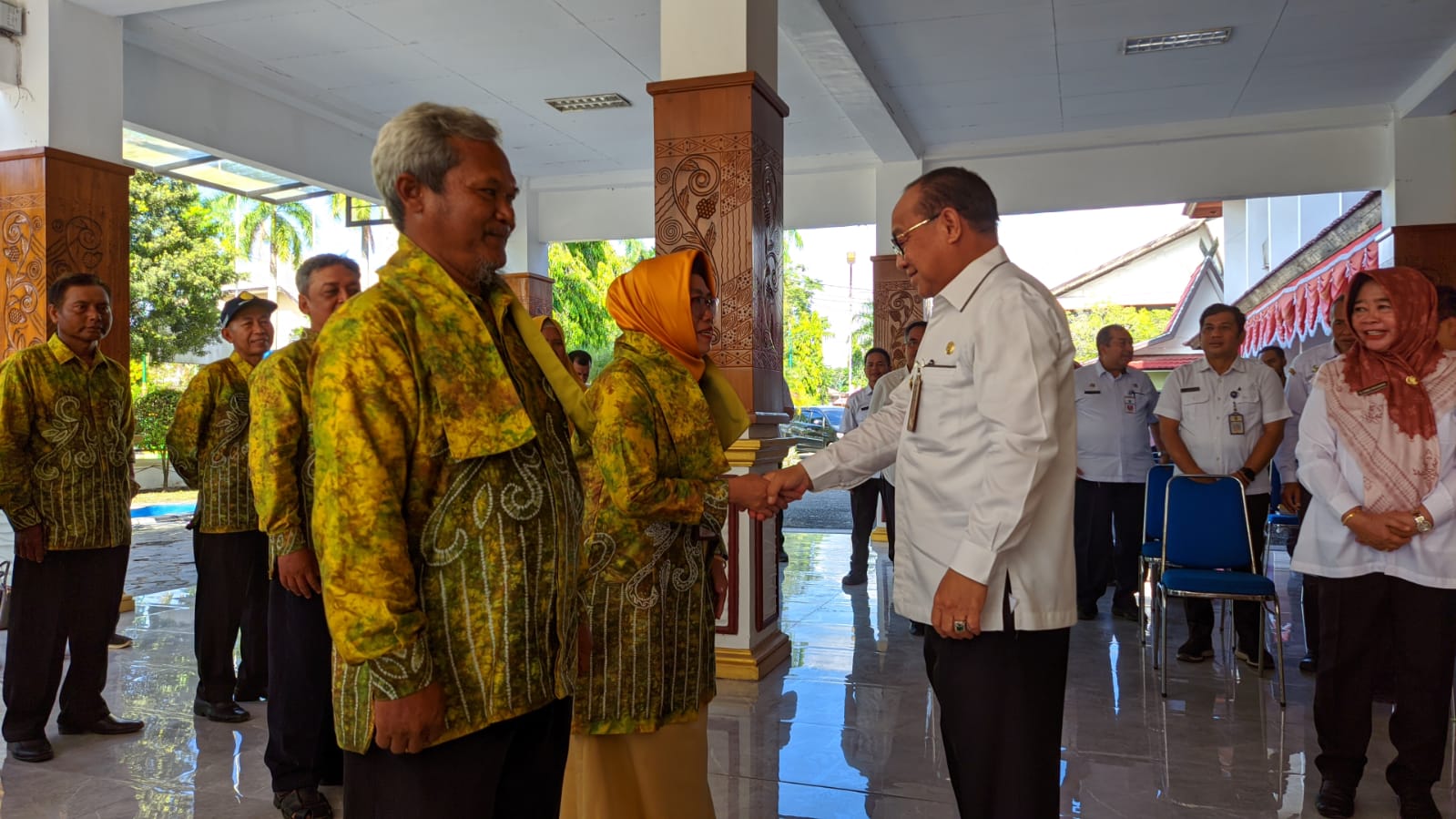 Bupati Tabalong, Anang Syakhfiani melepas keberangkatan kontingen peserta Pekan Nasional (Penas) Kontak Tani Nelayan Andalan (KTNA) XVI 2023. (Kalimantanlive.com/ A Hidayat)