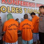 Kapolres Tabalong, AKBP Anib Bastian saat menanyai salah satu tersangka kasus perdagangan orang (Kalimantanlive.com/ A Hidayat)