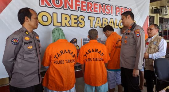 Kapolres Tabalong, AKBP Anib Bastian saat menanyai salah satu tersangka kasus perdagangan orang (Kalimantanlive.com/ A Hidayat)
