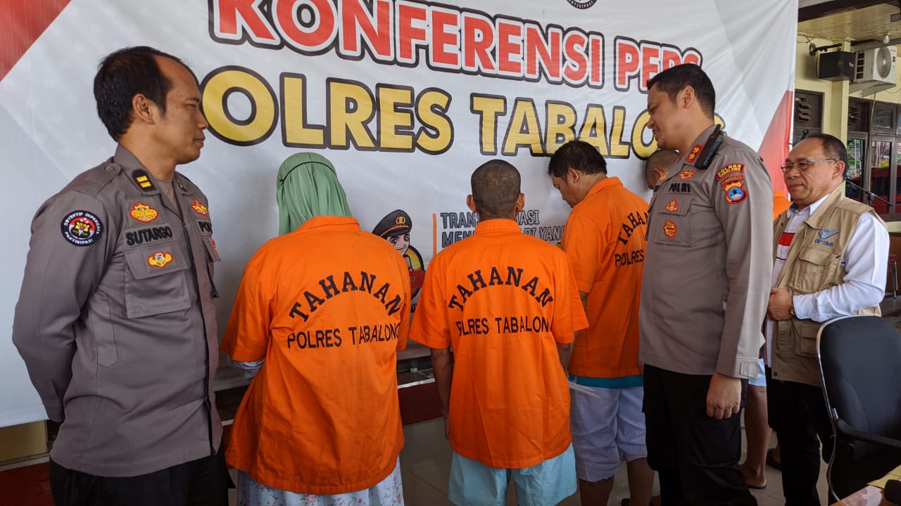 Kapolres Tabalong, AKBP Anib Bastian saat menanyai salah satu tersangka kasus perdagangan orang (Kalimantanlive.com/ A Hidayat)