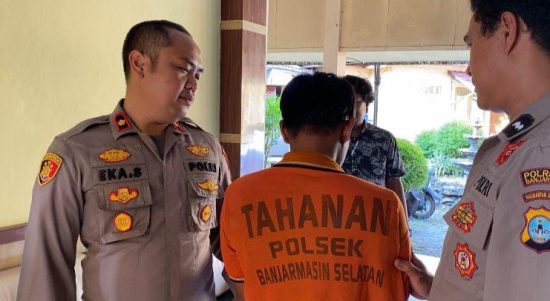 Insiden kejadian berdarah di Jalan Kelayan A II, Kelurahan Murung Raya, Kecamatan Banjarmasin Selatan, tepatnya di depan Kantor Kelurahan setempat, pada Rabu (21/6/23) malam. Akhirnya terungkap motif dan kronologinya. (Kalimantanlive.com)